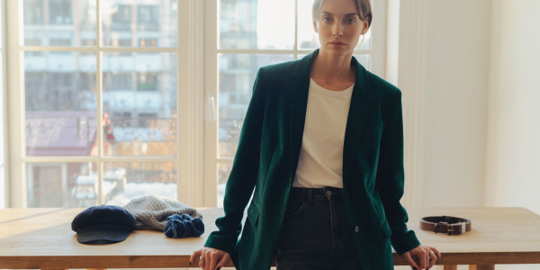 Catifea de bumbac pentru purtarea de zi cu zi – idei inspiratoare pentru jachete, pantaloni și accesorii