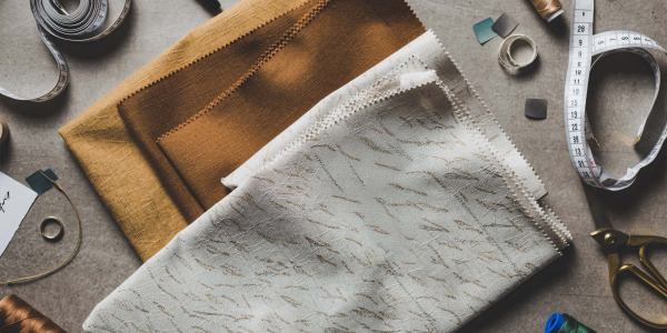 Ce sunt țesăturile semnate și de ce merită să investești în ele – un ghid complet